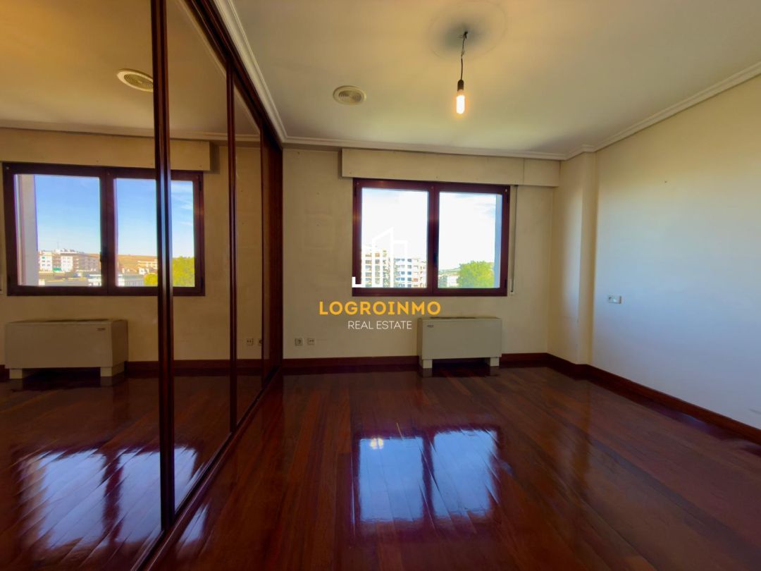 Bedroom of Flat for sale in  Logroño  with Air Conditioner, Heating and Storage room
