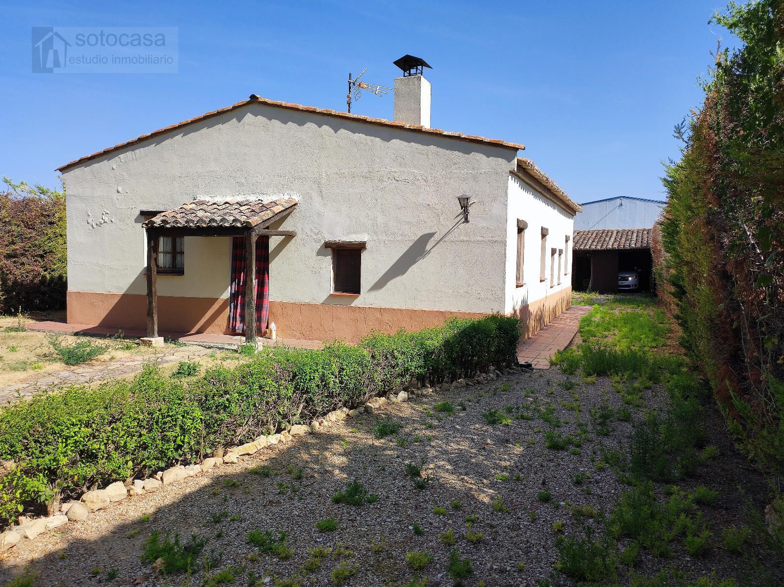 Vista exterior de Casa o xalet en venda en Cevico de la Torre amb Calefacció, Traster i Alarma