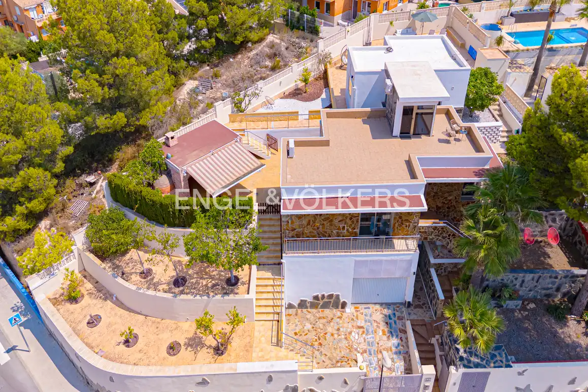 Vista exterior de Casa o chalet en venta en La Nucia con Aire acondicionado, Jardín privado y Piscina
