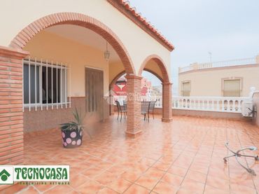 Maison jumelée avec balcon à vendre à Adra