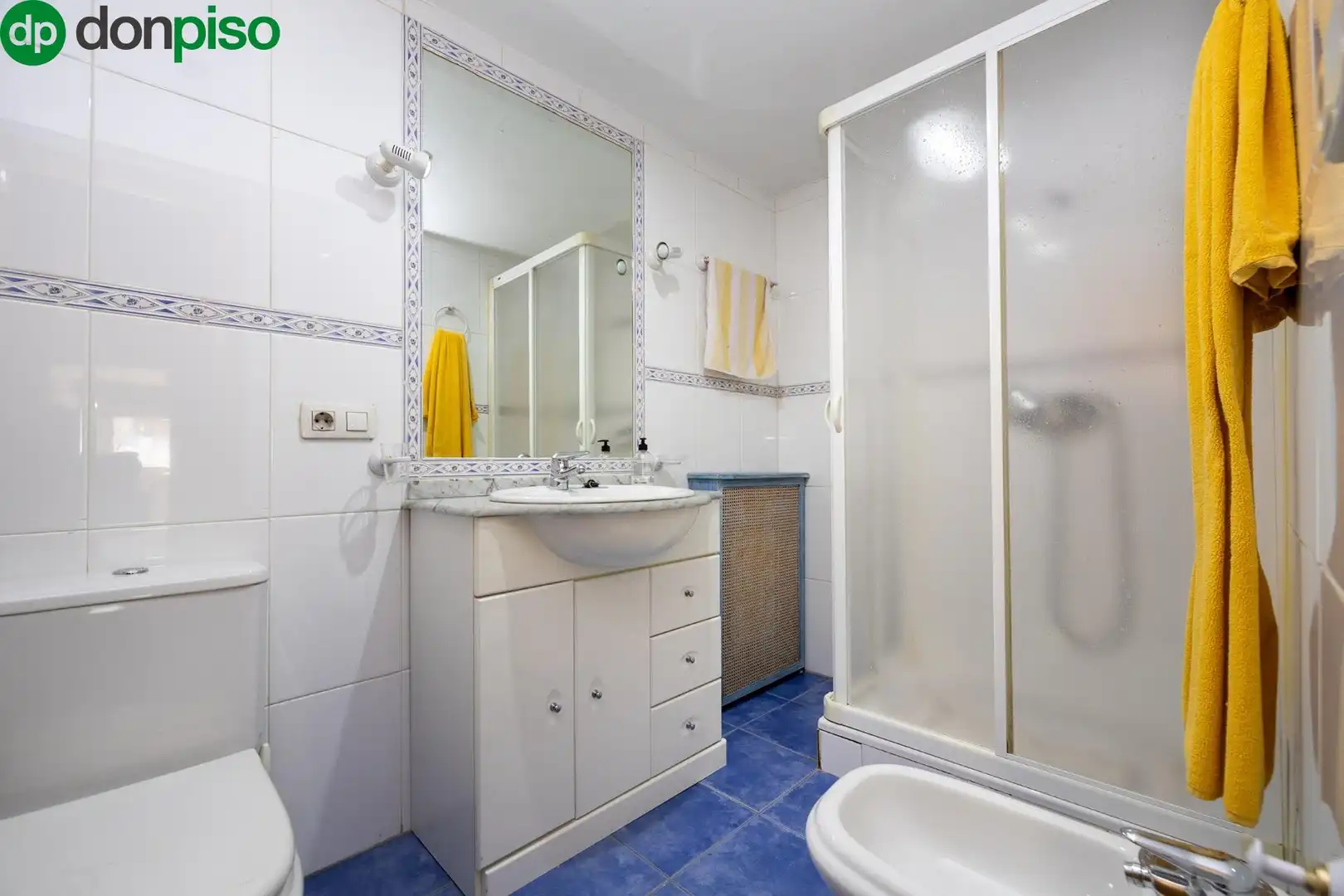 Bathroom of Flat for sale in Granada  with Air Conditioner, Heating and Terrace