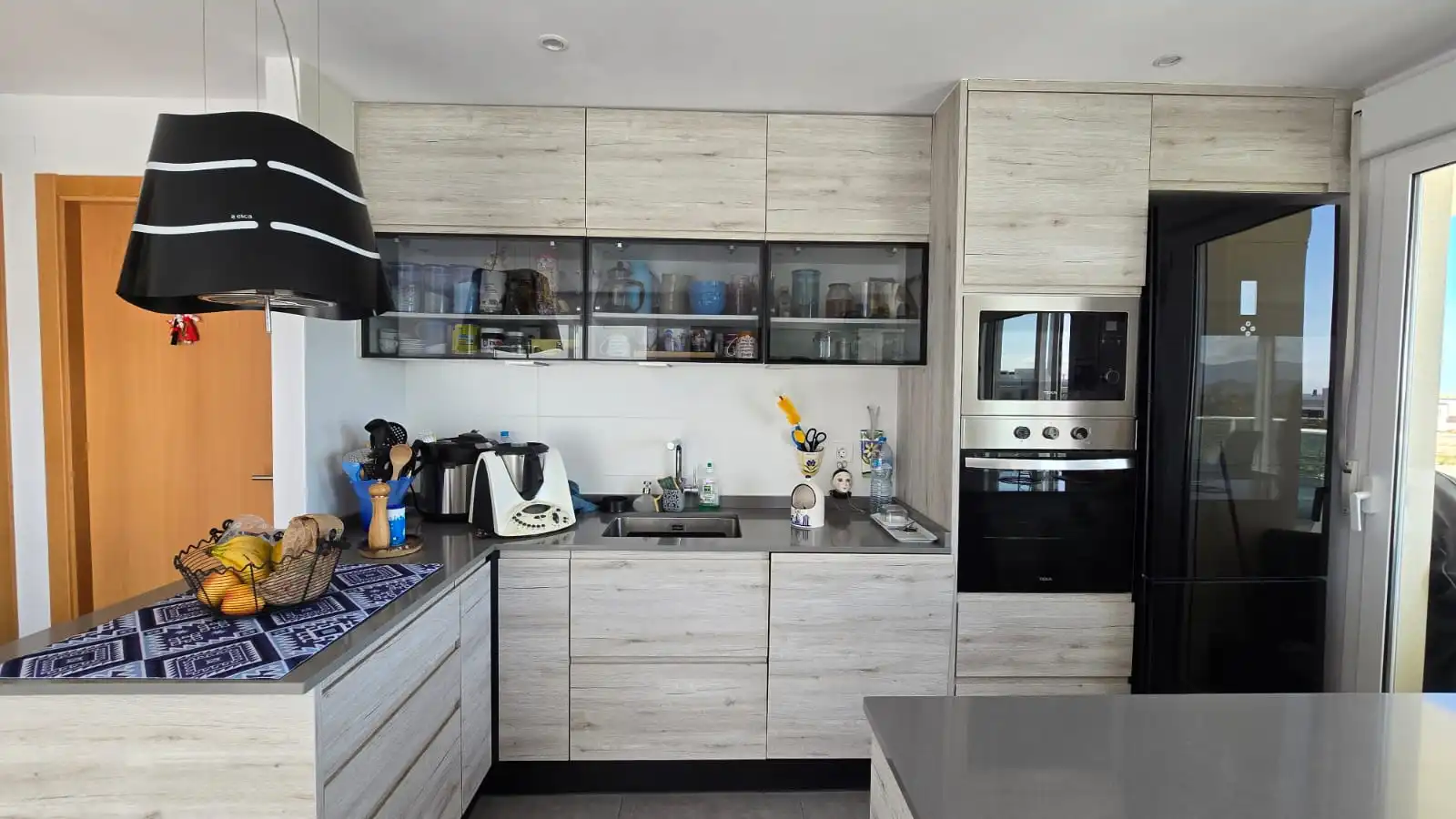 Cuina de Apartament en venda en Oliva amb Aire condicionat, Terrassa i Traster