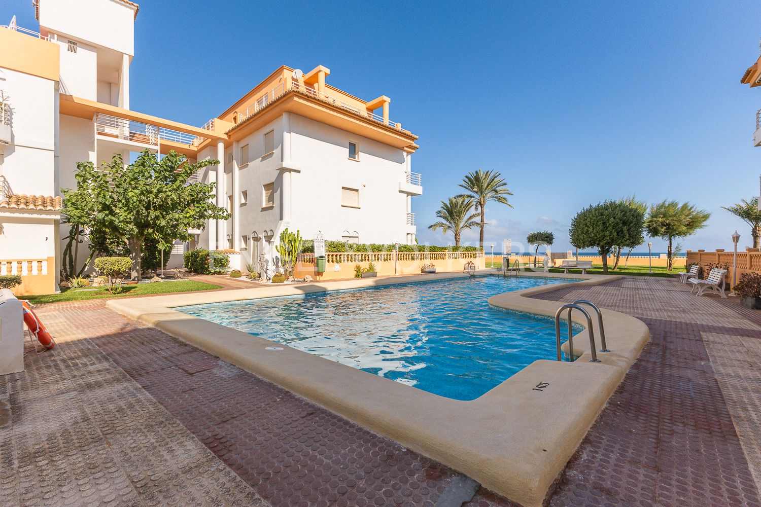 Vista exterior de Apartament en venda en Dénia amb Calefacció, Terrassa i Piscina
