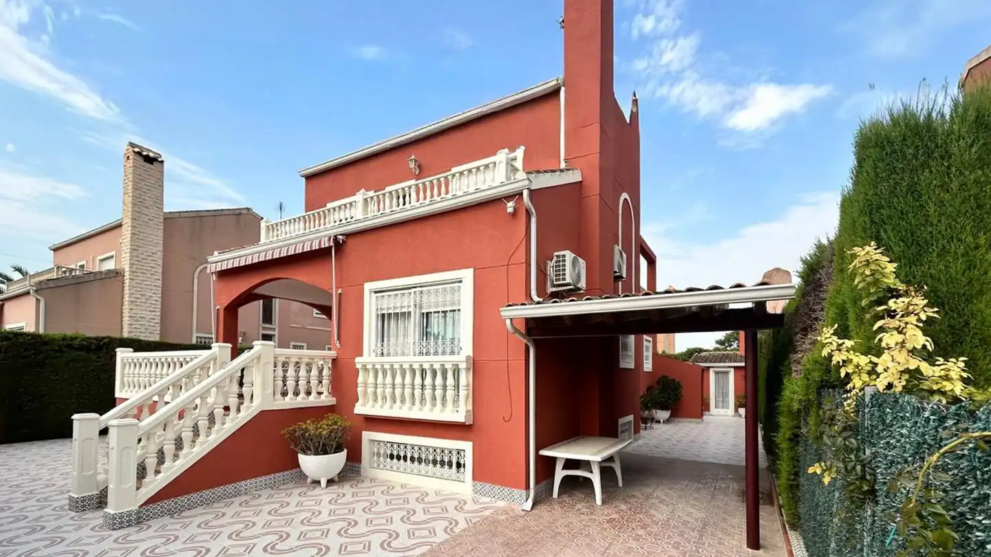 Vista exterior de Casa o xalet en venda en Elche / Elx amb Aire condicionat, Jardí privat i Terrassa