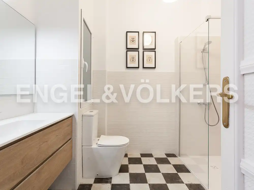 Bathroom of Flat for rent in Valencia  with Heating, Parquet flooring and Terrace