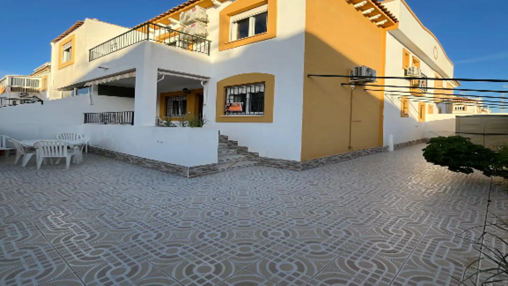 Vista exterior de Casa adosada en venda en Torrevieja amb Aire condicionat, Calefacció i Jardí privat