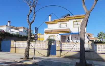 Vista exterior de Casa o xalet en venda en Punta Umbría amb Jardí privat i Piscina