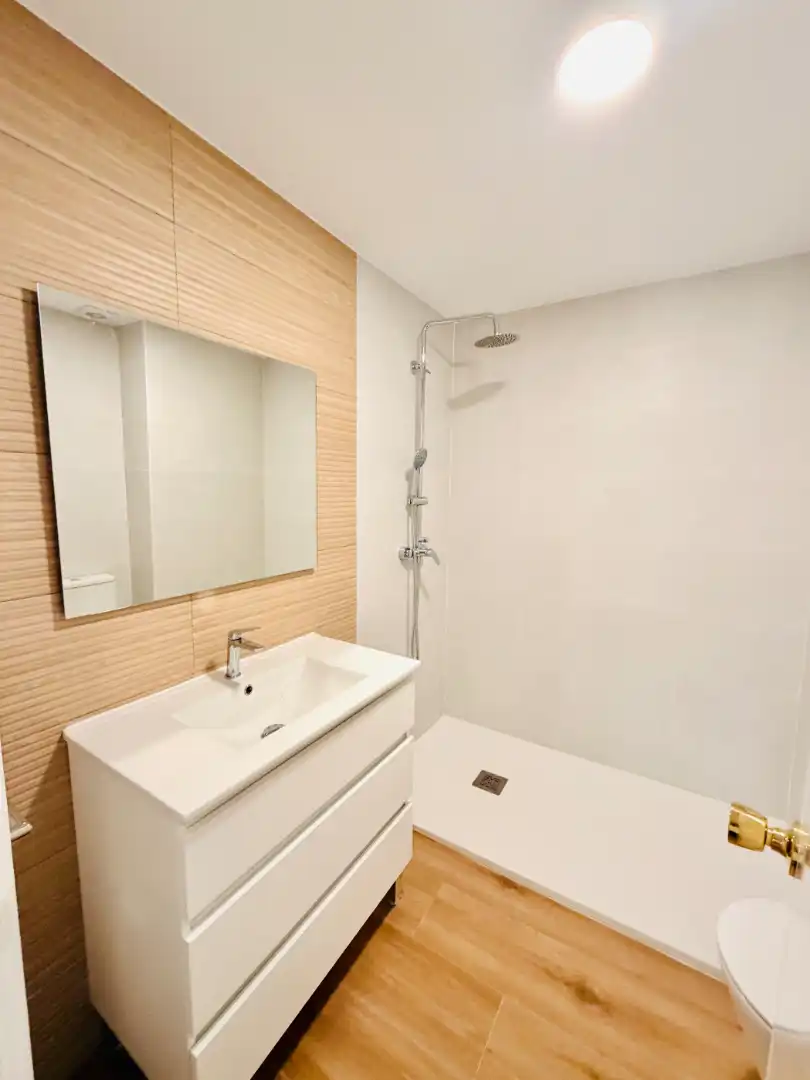 Bany de Pis en venda en Sevilla amb Aire condicionat, Parquet i Terrassa