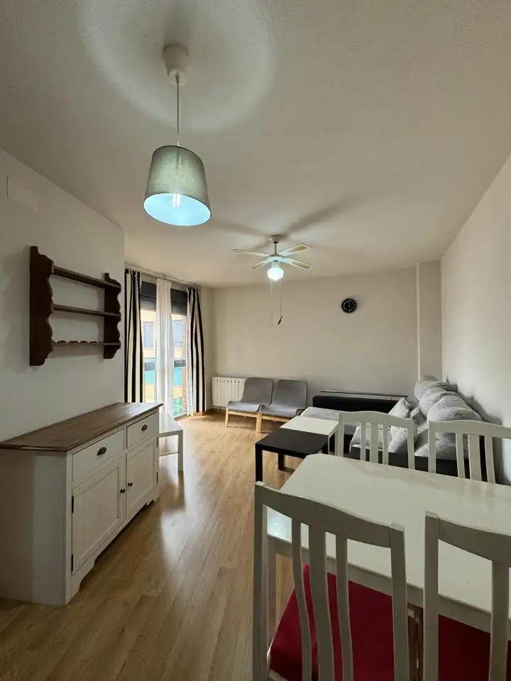 Sala de estar de Dúplex en venta en Torrejón del Rey con Calefacción, Amueblado y Piscina comunitaria