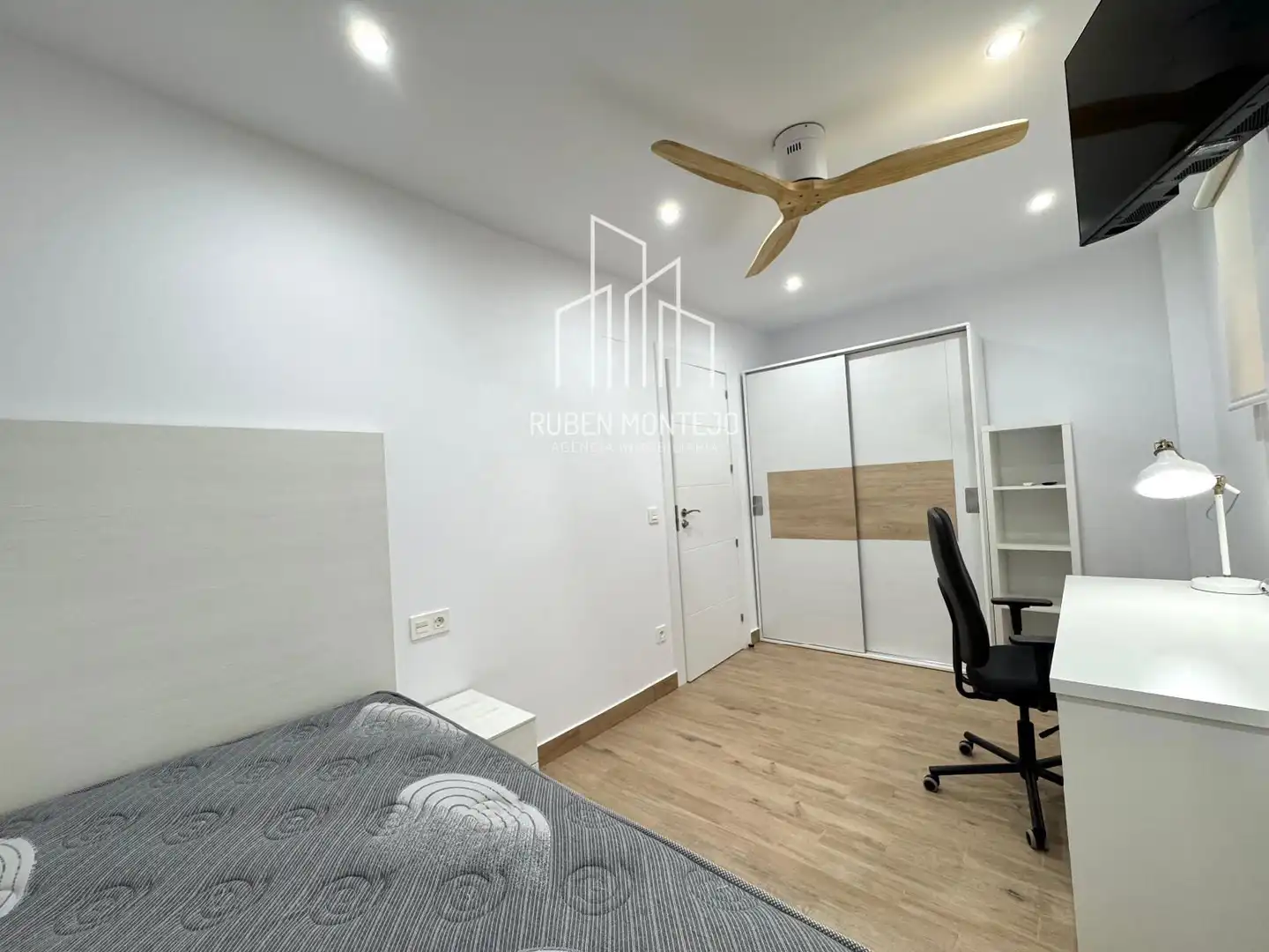 Room in Avenida de Portugal 141 3ºF, 141, Carmelitas
