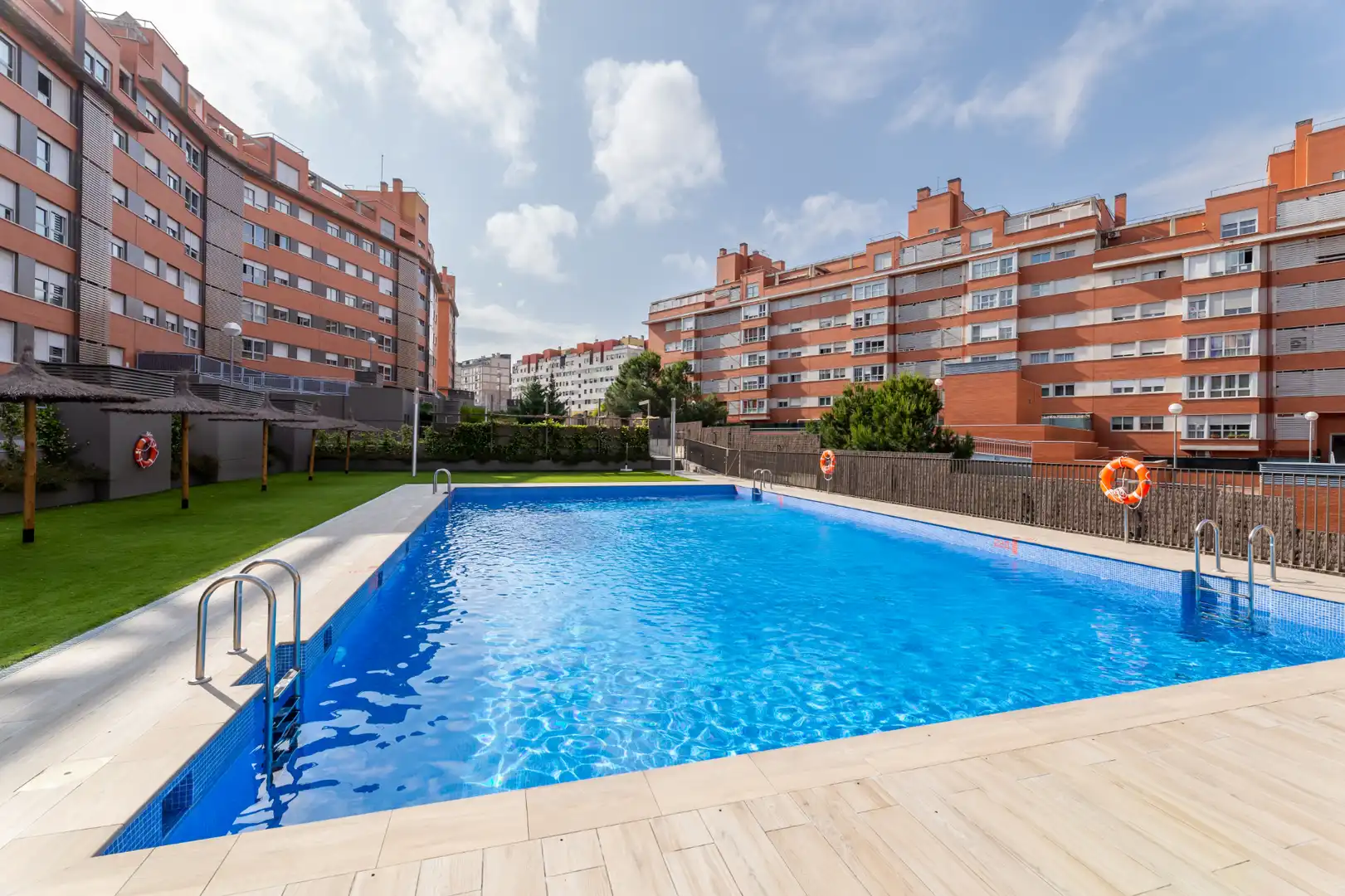Swimming pool of Apartments for rent in Madrid  with Air Conditioner, Heating and Parquet flooring