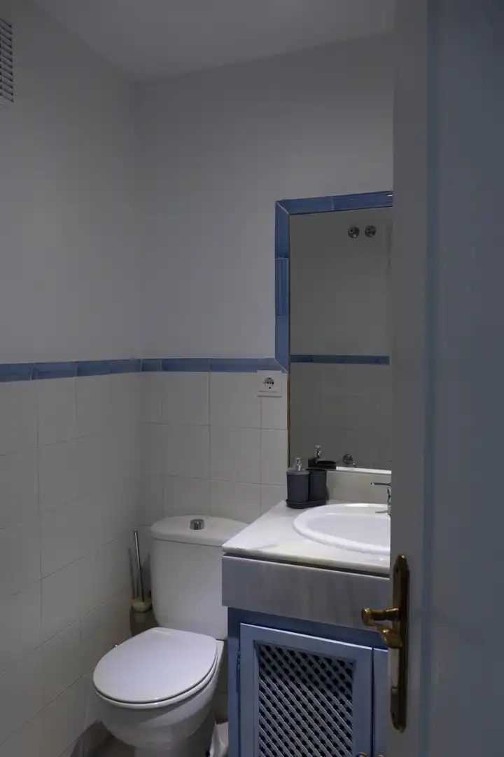 Bany de Apartament en venda en Estepona amb Jardí privat, Terrassa i Piscina comunitària