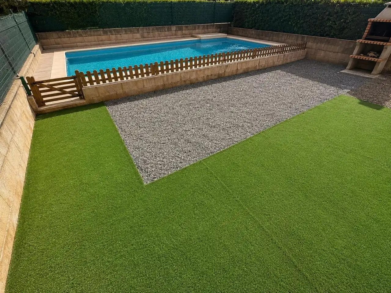 Piscina de Casa adosada en venda en Cacabelos amb Calefacció i Jardí privat