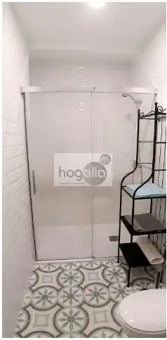 Badezimmer von Erdgeschoss zur Miete in Sevilla mit Klimaanlage und Möbliert