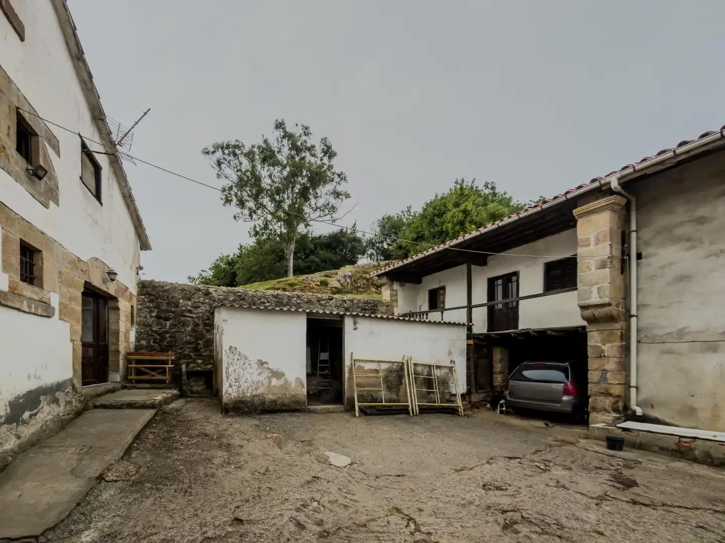 Vista exterior de Casa o xalet en venda en Alfoz de Lloredo amb Jardí privat, Terrassa i Balcó