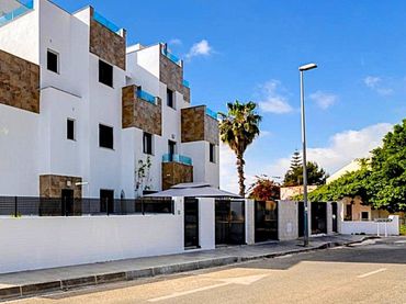 Casa a schiera con balcone in vendita a Calle C. Pinos los Lomas de Gol 19
