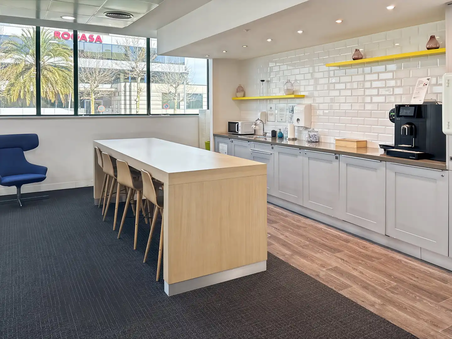 Küche von Büro zur Miete in El Prat de Llobregat mit Klimaanlage, Heizung und Möbliert
