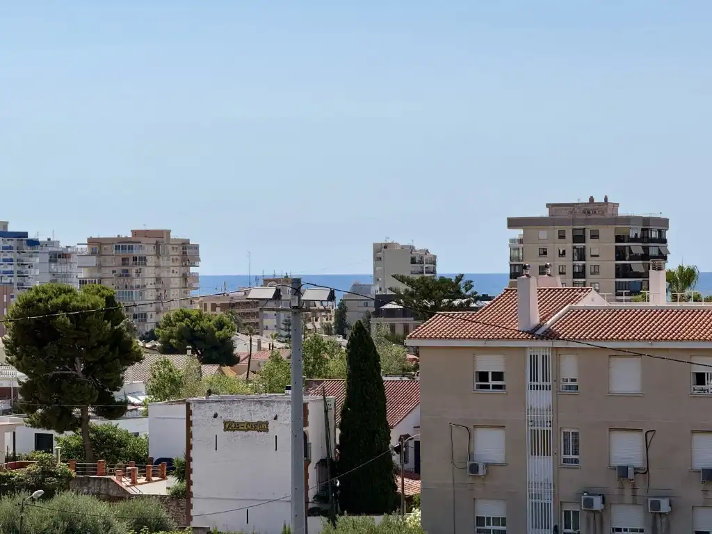 Außenansicht von Wohnung zum Verkauf in Benicasim / Benicàssim mit Waschmaschine und Balkon