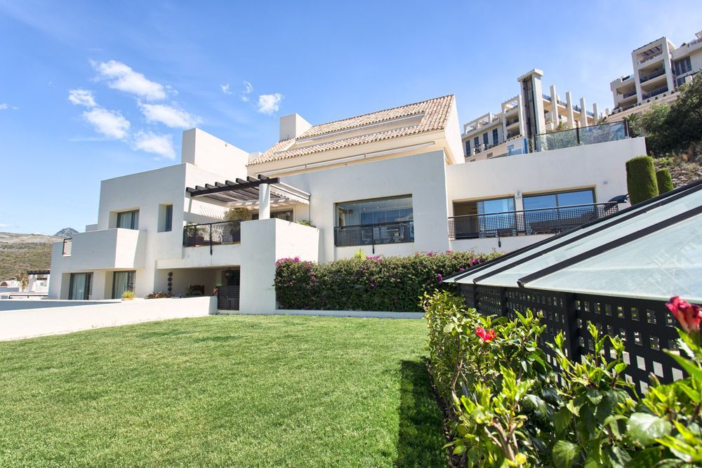 Vista exterior de Apartament de lloguer en Benahavís amb Aire condicionat, Calefacció i Jardí privat