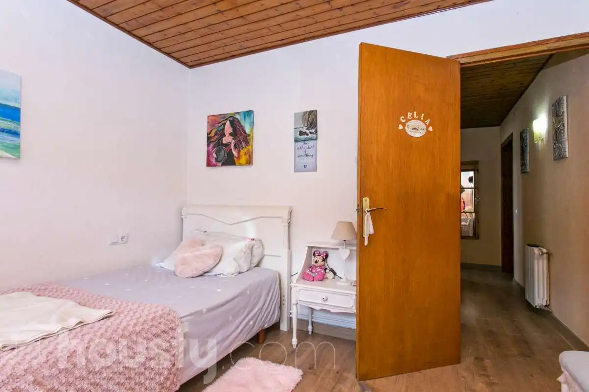 Bedroom of Flat for sale in Alp  with Air Conditioner, Heating and Terrace