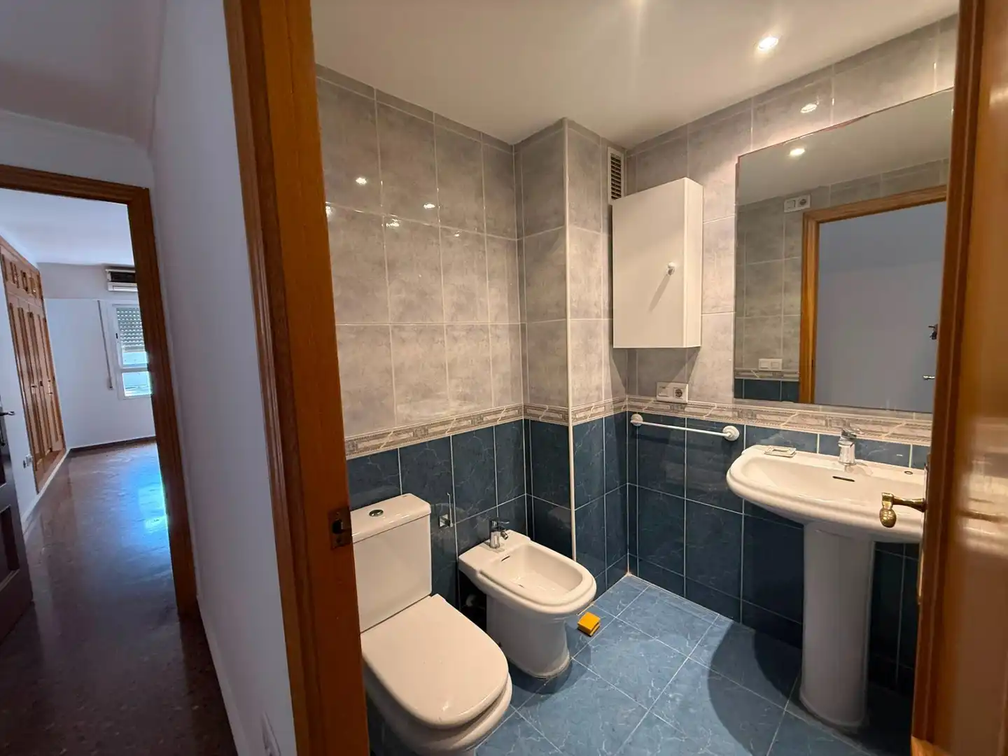 Bathroom of Flat for rent in Valencia  with Air Conditioner, Heating and Terrace