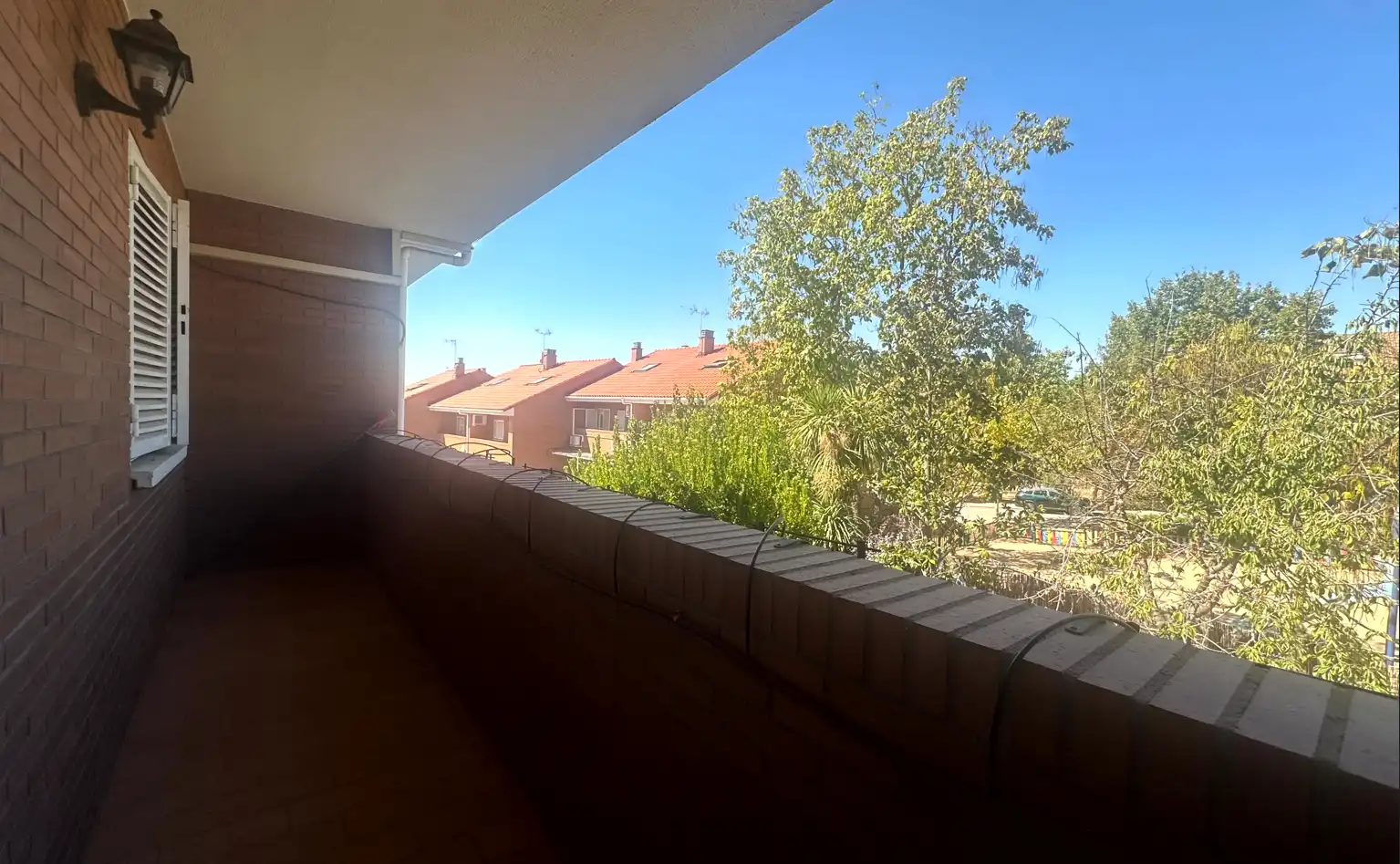 Terrasse von Einfamilien-Reihenhaus zum Verkauf in Algete mit Klimaanlage, Heizung und Privatgarten