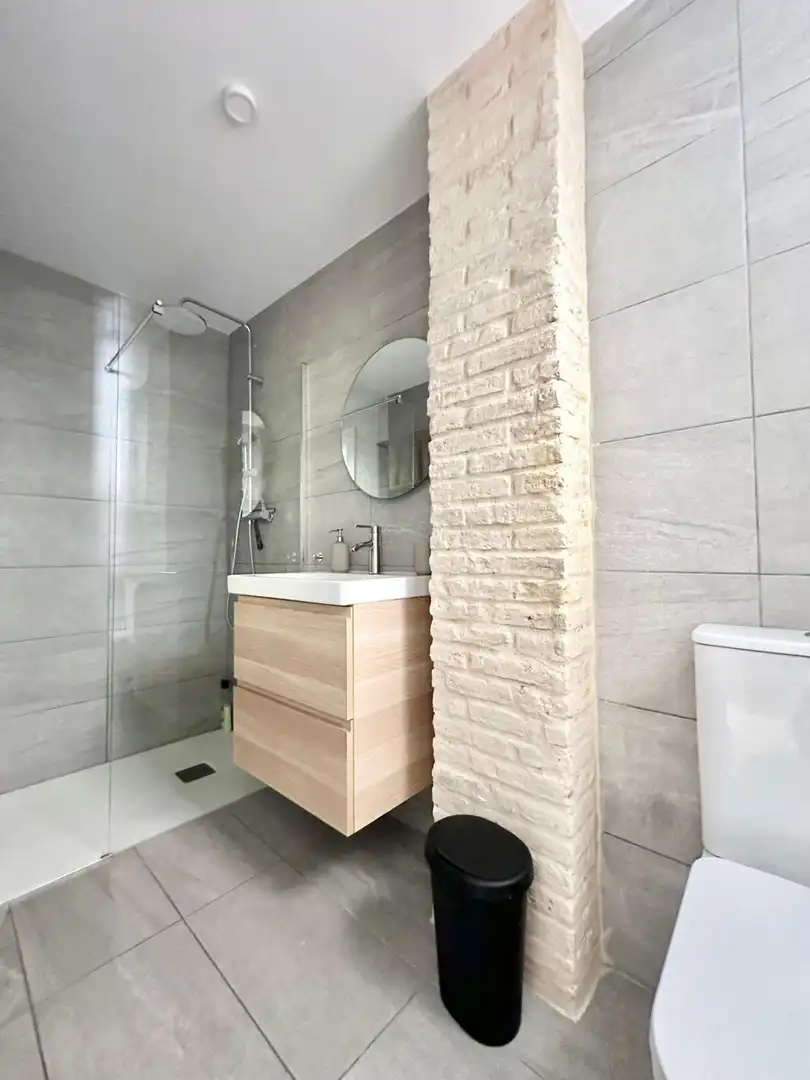 Bathroom of Attic for rent in Valencia  with Air Conditioner, Heating and Parquet flooring