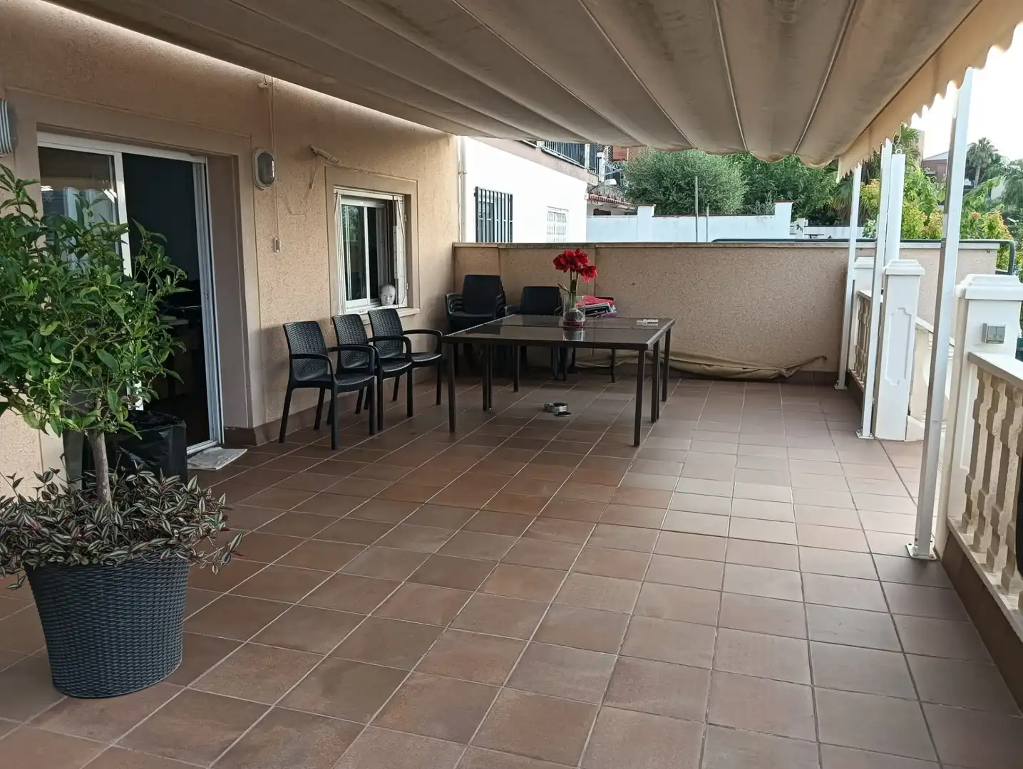 Terraza de Casa adosada en venta en Vilanova i la Geltrú con Aire acondicionado, Calefacción y Jardín privado