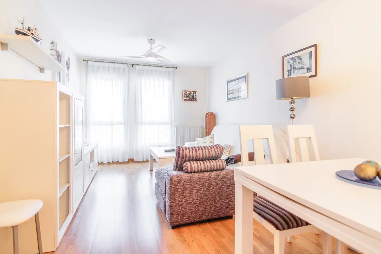 Wohnzimmer von Wohnung zum Verkauf in Gozón mit Heizung, Privatgarten und Abstellraum