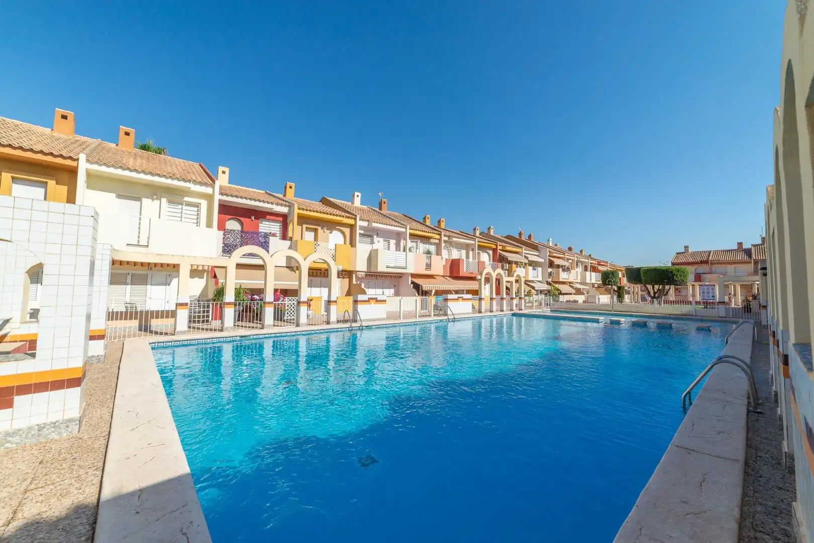 Vista exterior de Casa adosada en venda en San Javier amb Aire condicionat, Jardí privat i Terrassa