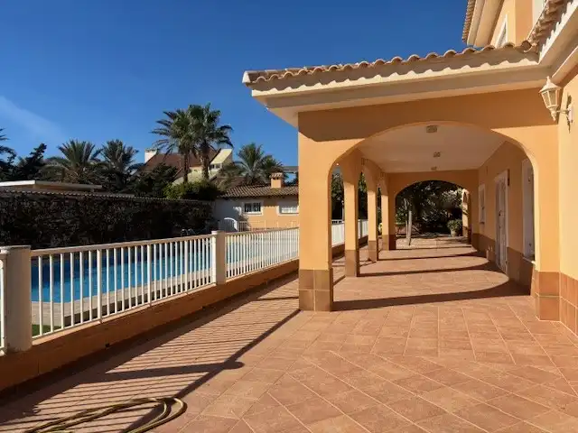 Schwimmbecken von Erdgeschoss zum Verkauf in La Manga del Mar Menor mit Klimaanlage, Privatgarten und Schwimmbad