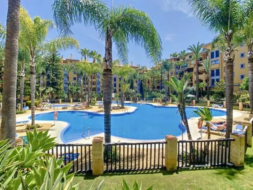 Apartamento con piscina en venta en San Pedro de Alcántara, imagen 2