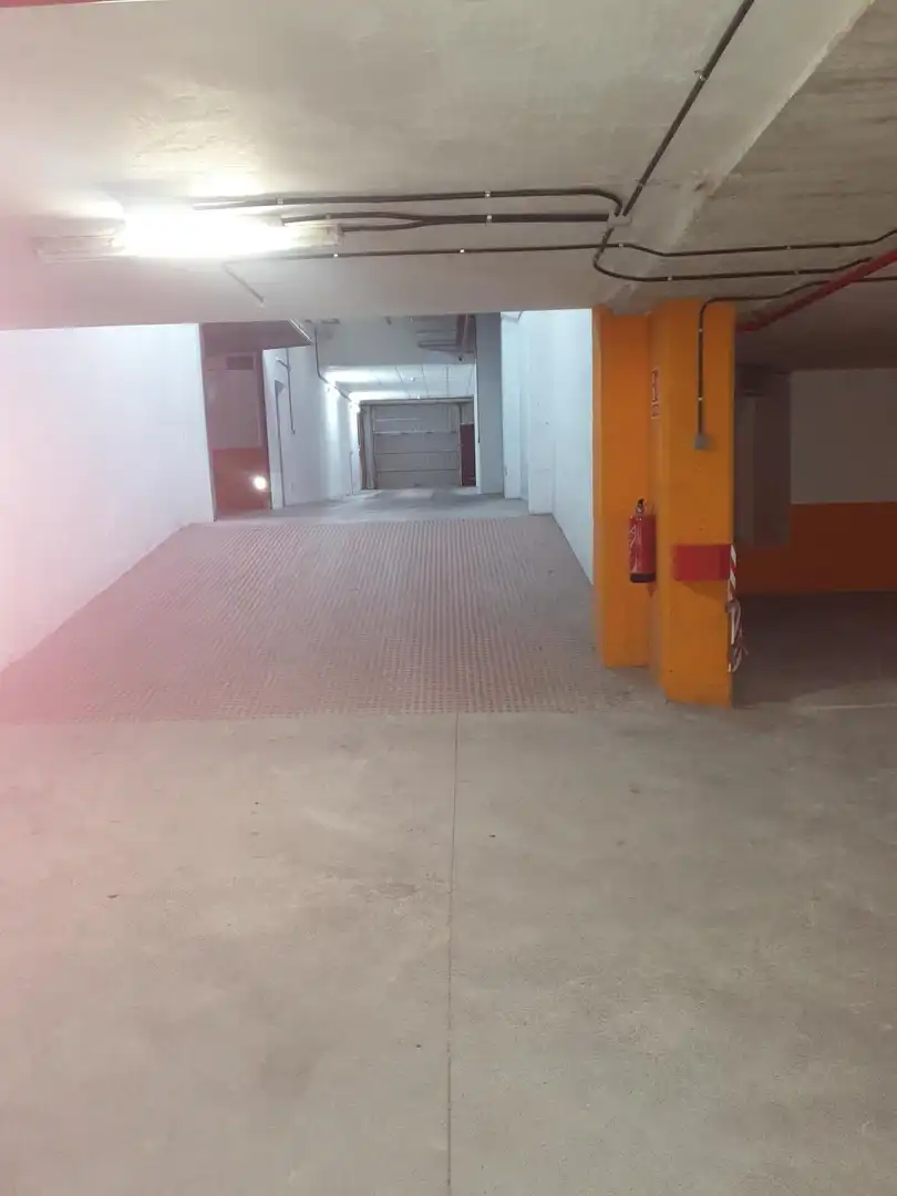 Parkplatz von Garage zur Miete in Siero