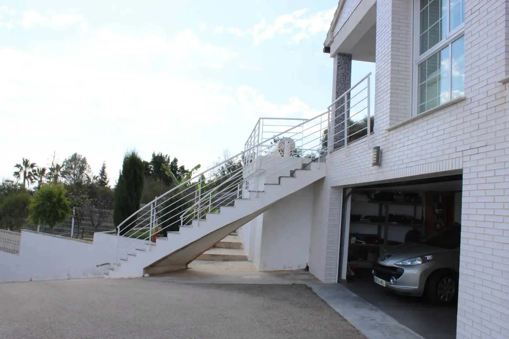 Aparcament de Casa o xalet en venda en Oliva amb Aire condicionat, Jardí privat i Terrassa