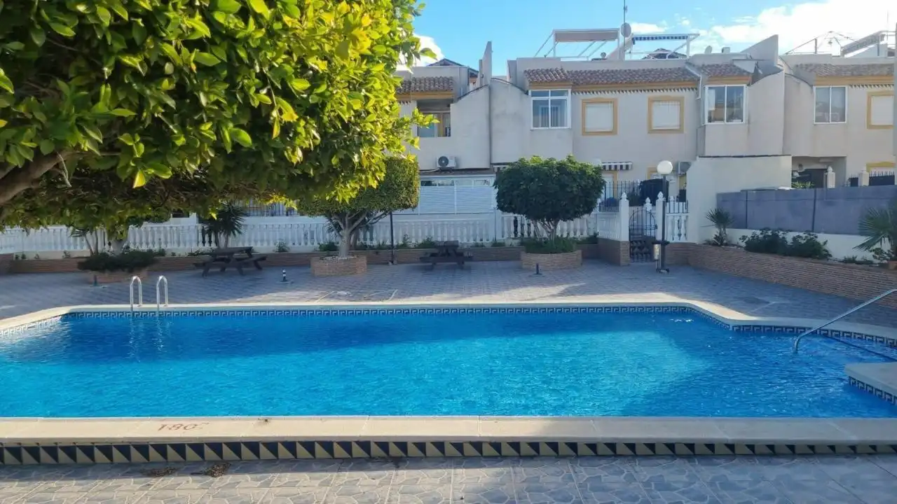 Piscina de Planta baixa en venda en Torrevieja amb Terrassa, Moblat i Piscina comunitària