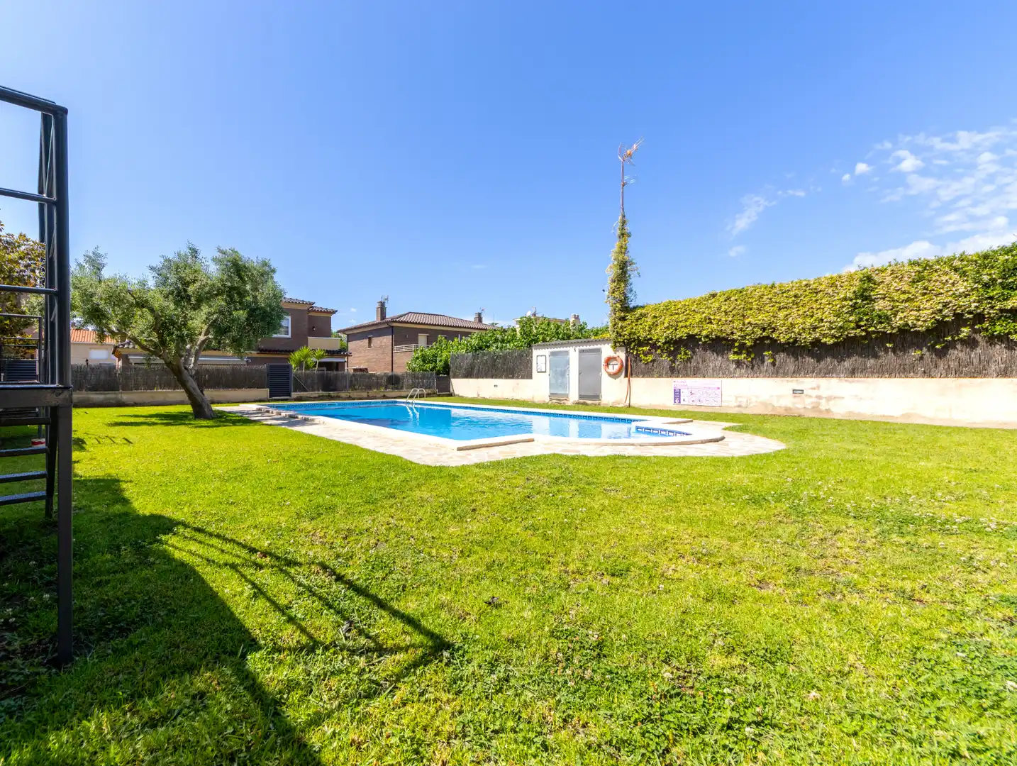Piscina de Casa adosada en venda en Cambrils amb Aire condicionat, Calefacció i Jardí privat