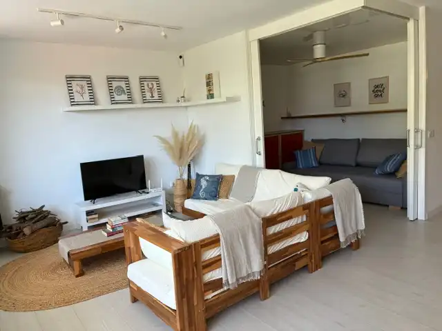 Wohnzimmer von Erdgeschoss zum Verkauf in Palamós mit Klimaanlage, Privatgarten und Terrasse