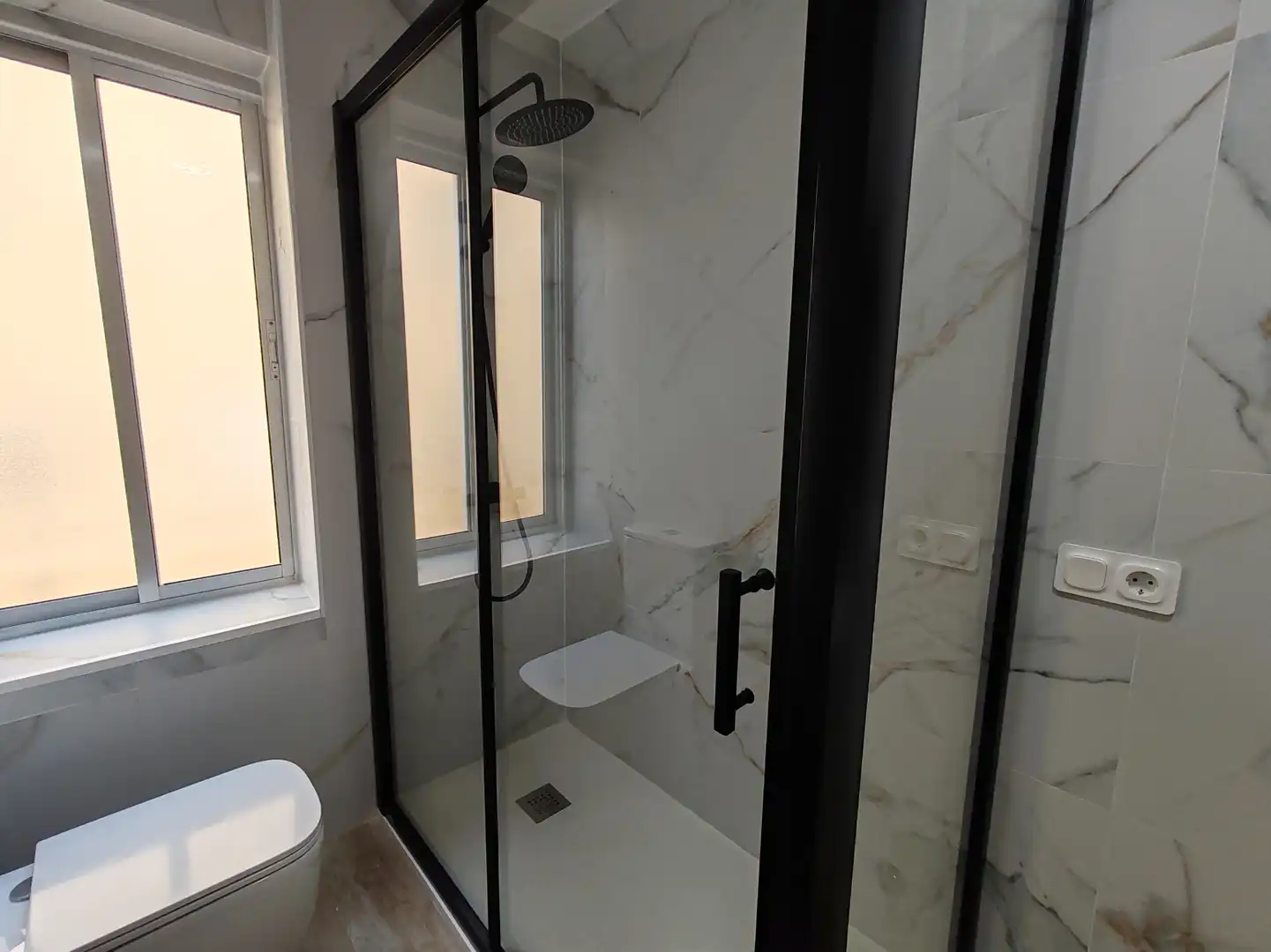 Bathroom of Flat for rent in Avilés  with Terrace and Furnished