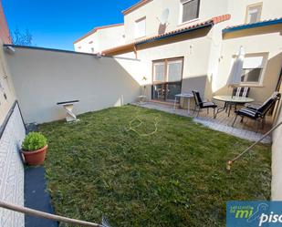 Jardí de Casa adosada en venda en Alcazarén amb Terrassa