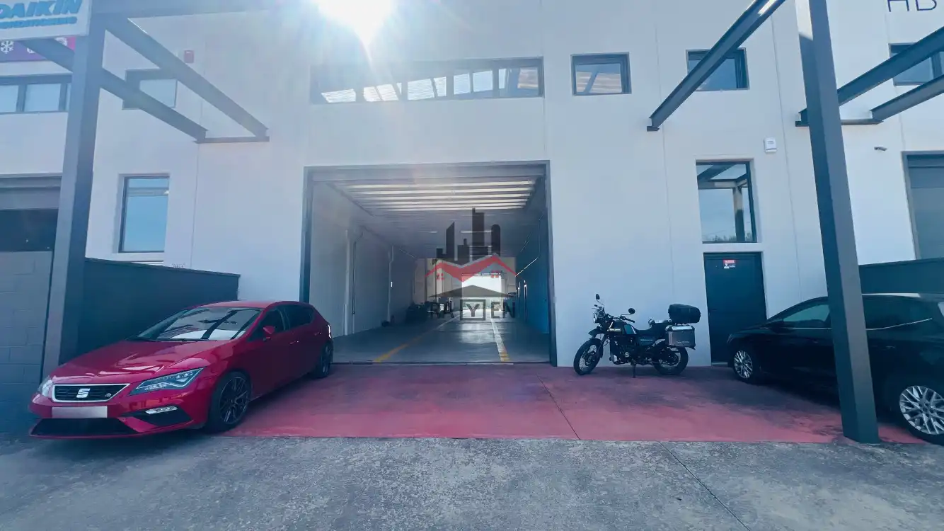 Nau industrial de lloguer a Poligon industrial La Timba, Avinyonet de Puigventós