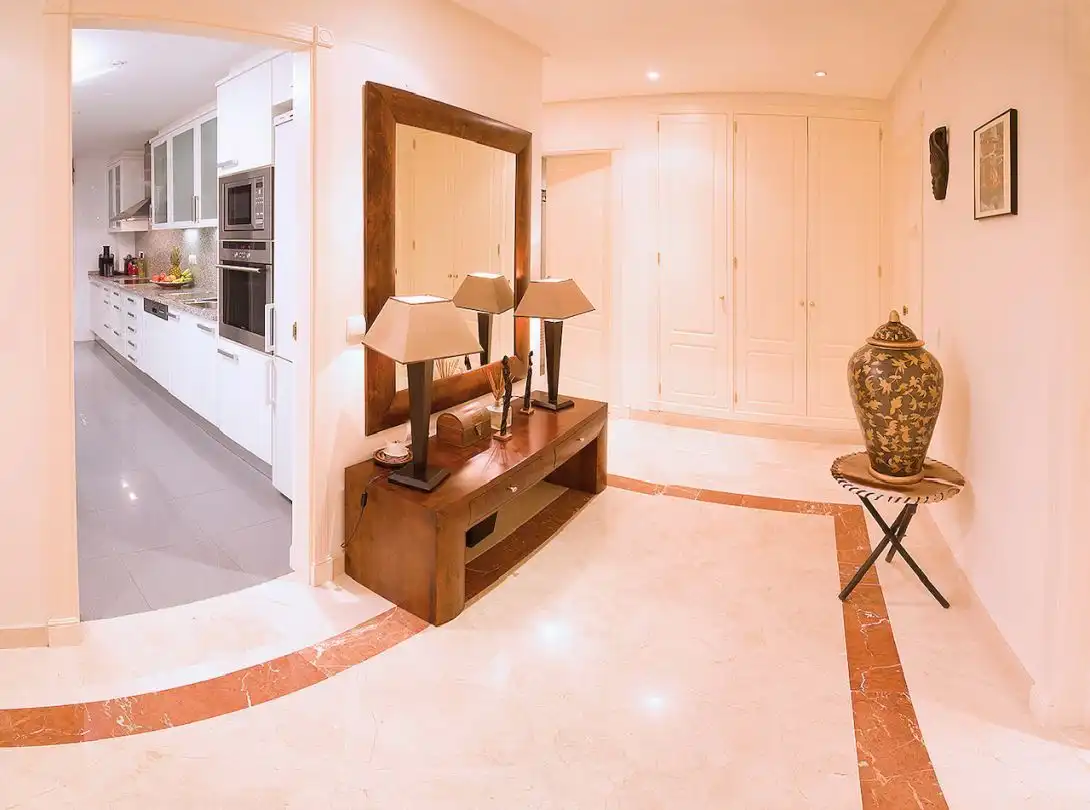 Flat with garden for sale in Nueva Andalucía, imagen 4