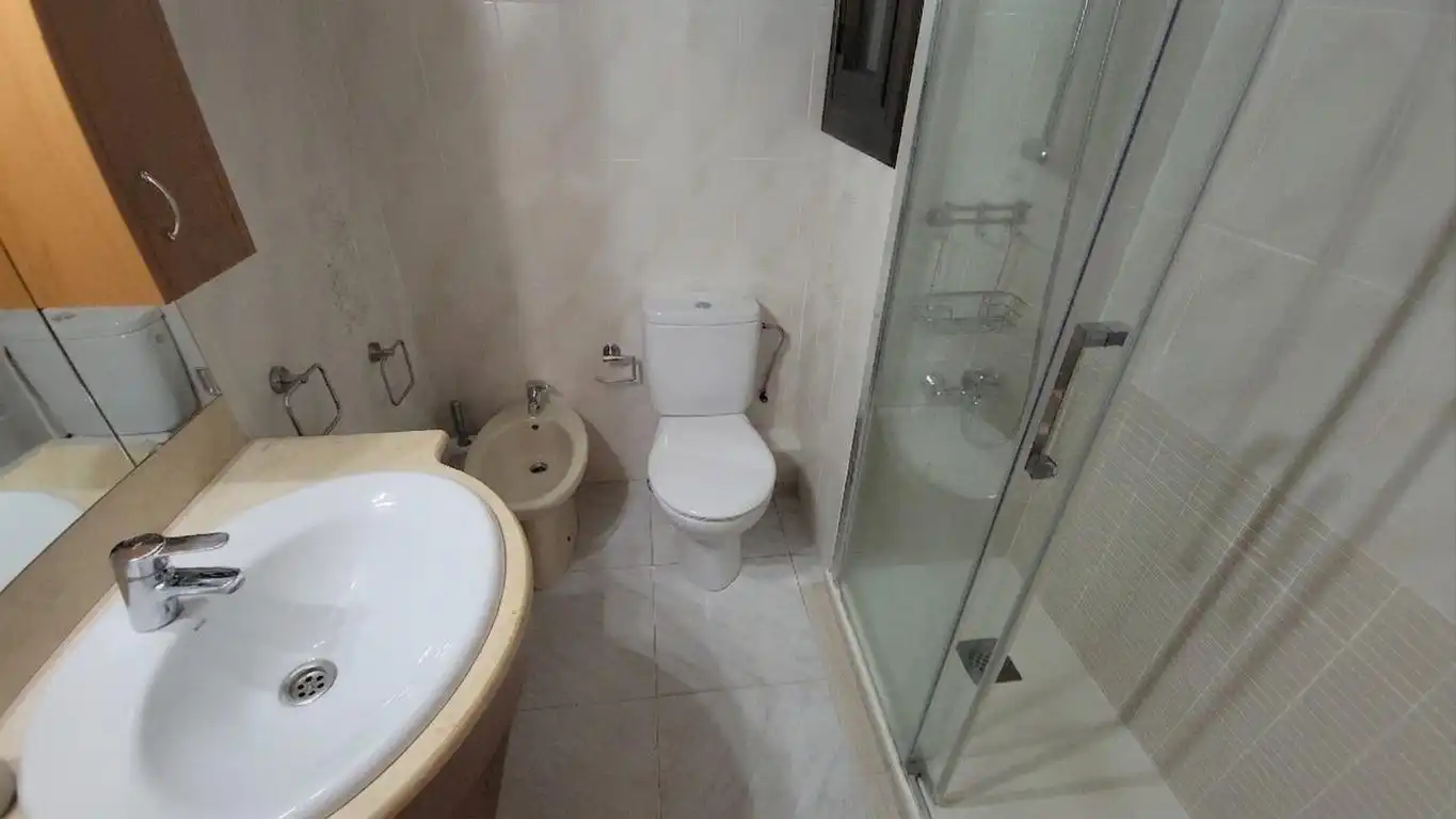 Bany de Pis en venda en L'Hospitalet de Llobregat amb Aire condicionat