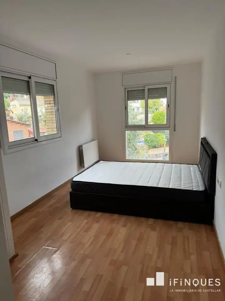 Dormitori de Casa o xalet en venda en Rubí amb Terrassa, Piscina i Internet