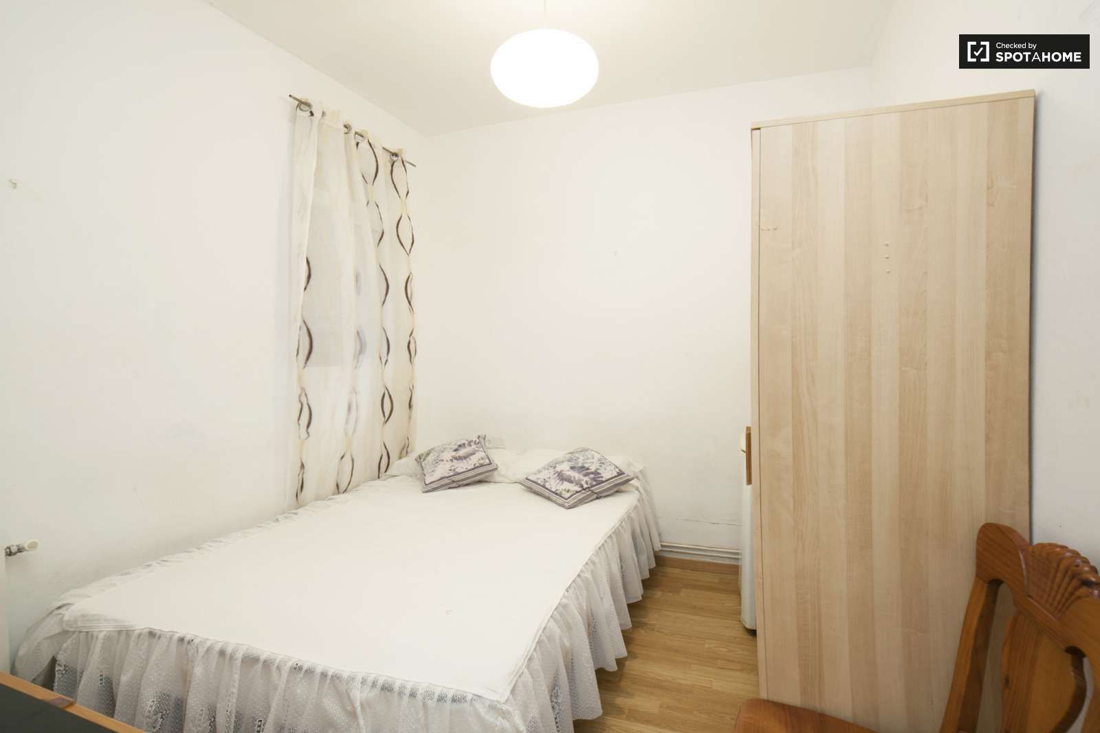 Bedroom of Flat to share in  Barcelona Capital  with Air Conditioner, Heating and Terrace
