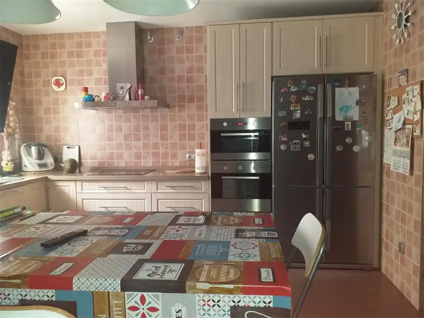 Cuina de Casa adosada en venda en Aguadulce (Sevilla) amb Aire condicionat, Parquet i Traster