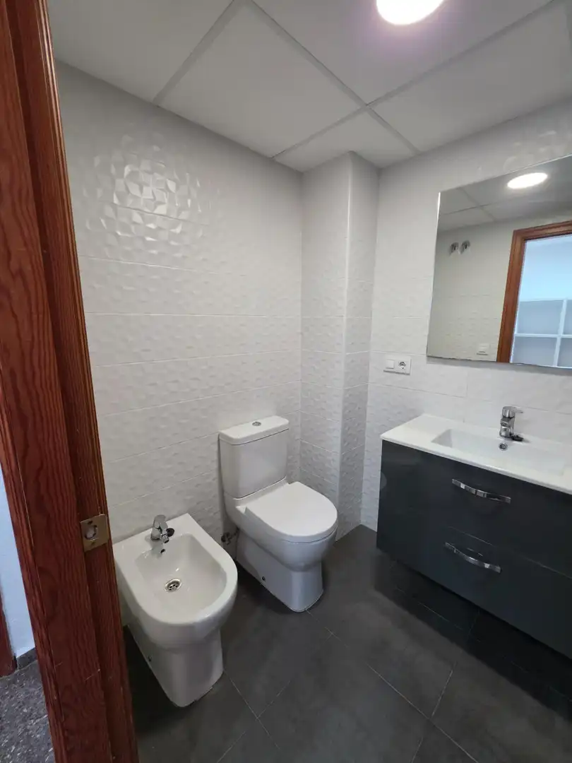 Bathroom of Flat for rent in Valencia  with Air Conditioner, Heating and Balcony