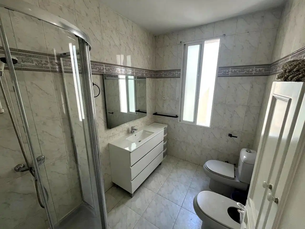 Baño de Apartamento de alquiler en Madrid con Aire acondicionado, Calefacción y Parquet
