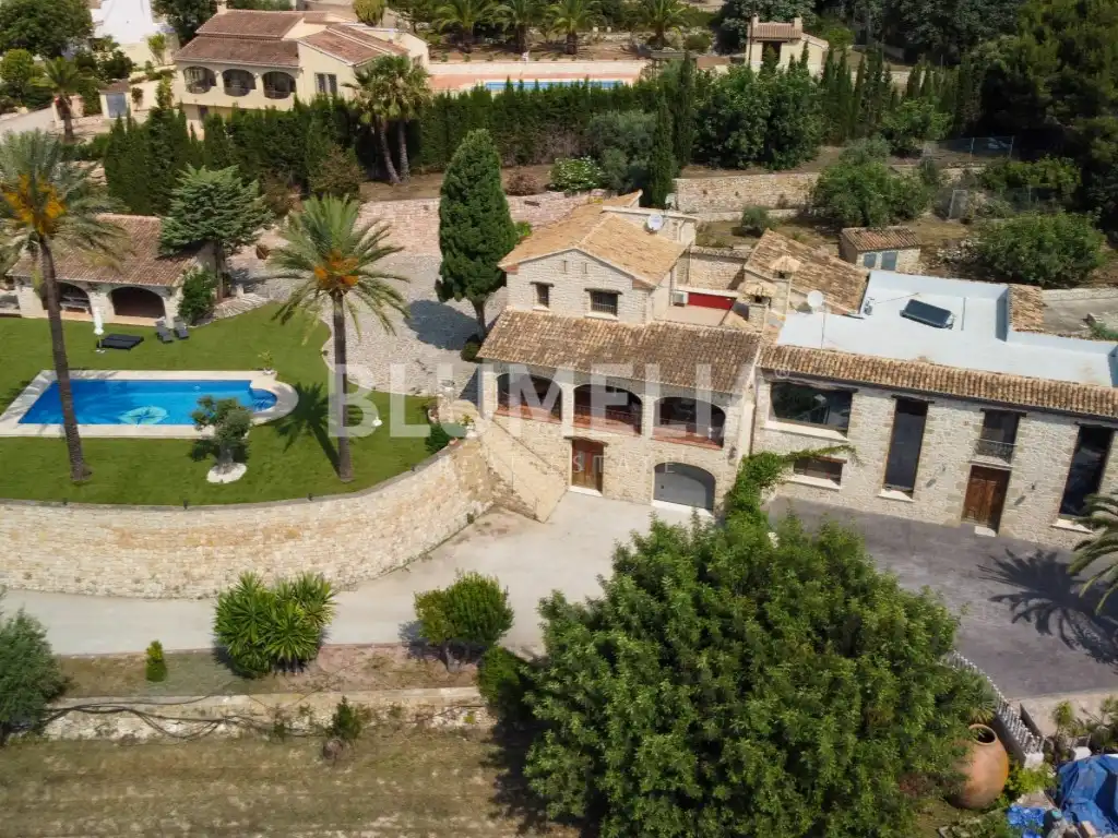 Maison rustique avec piscine à vendre à Partida Coma La