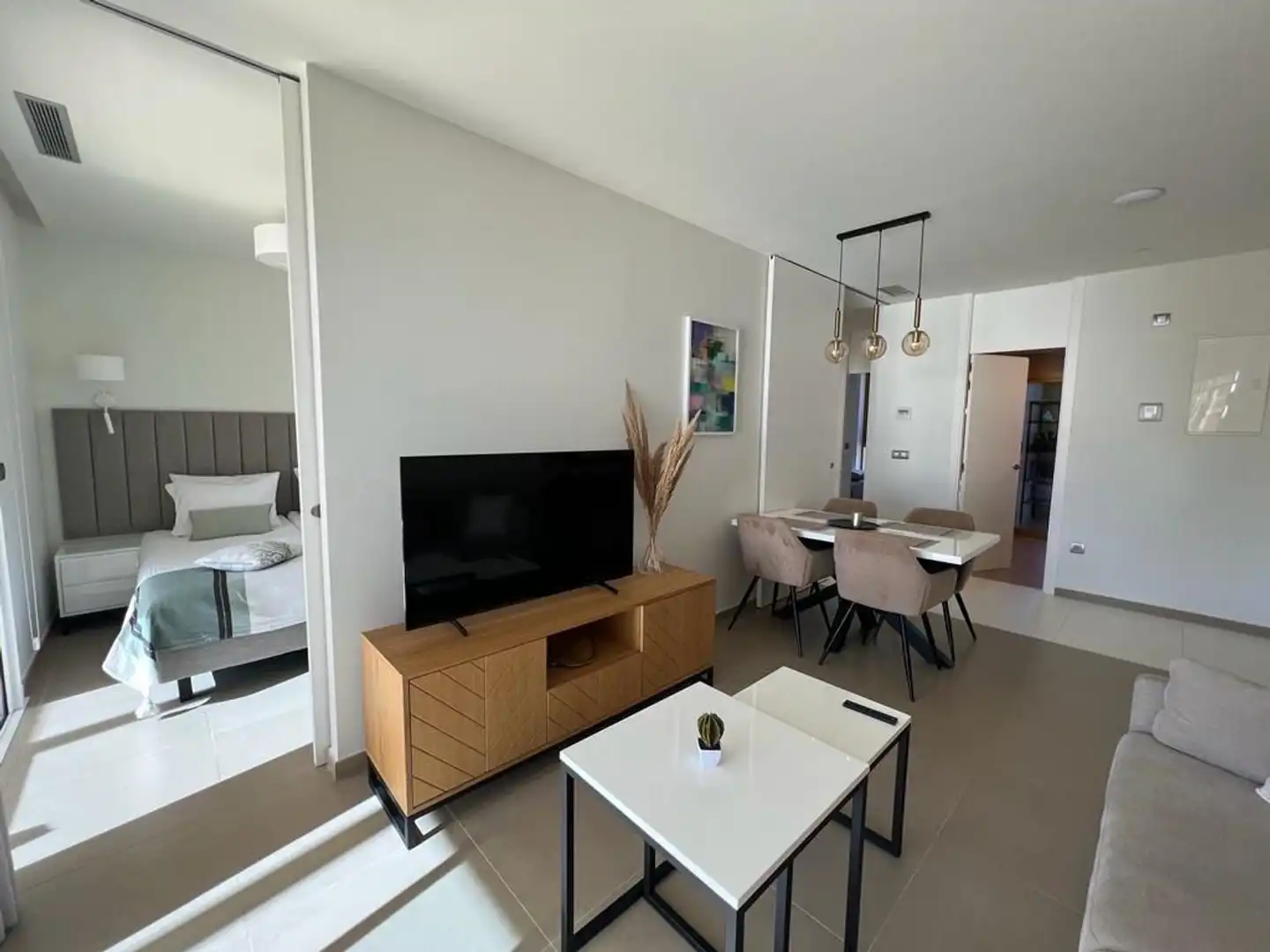 Sala d'estar de Casa o xalet de lloguer en Benidorm amb Aire condicionat, Jardí privat i Moblat