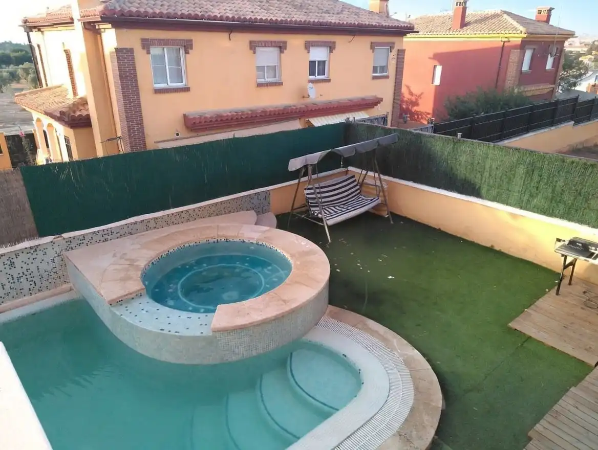 Piscina de Casa o xalet en venda en Alhendín amb Aire condicionat, Calefacció i Jardí privat